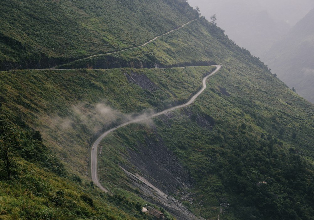 Cung đèo Hà Giang loop giữa sườn núi