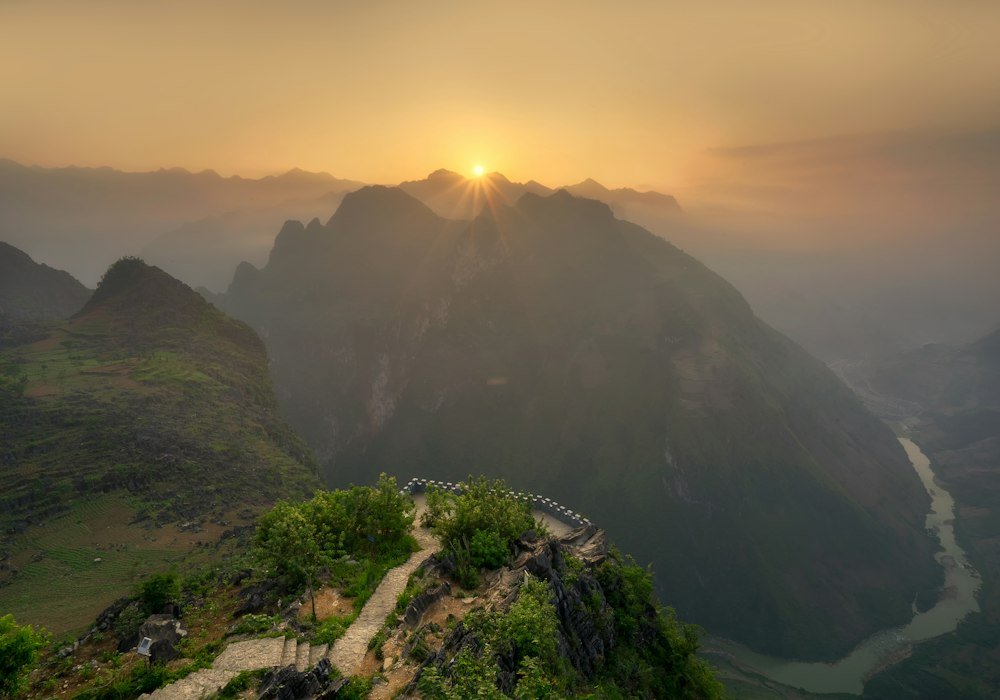 Đỉnh đèo Mã Pí Lèng lúc bình minh