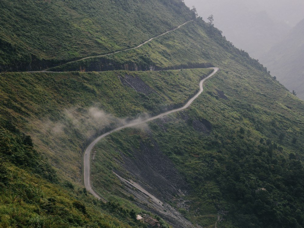 Đường đèo uốn trên sườn núi Hà Giang