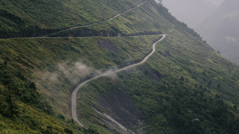 Đường đèo uốn lượn trên núi Hà Giang